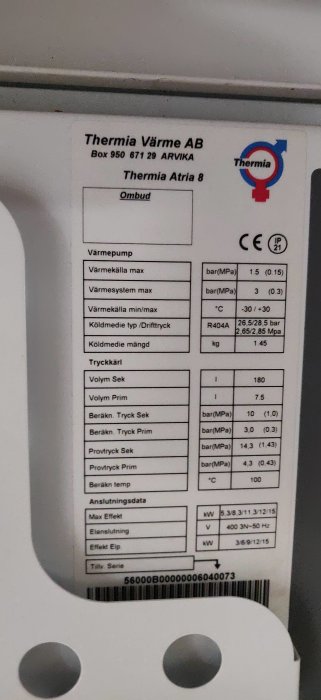 Etikett på en värmepump med tekniska specifikationer och märken för en Thermia Atria 8.