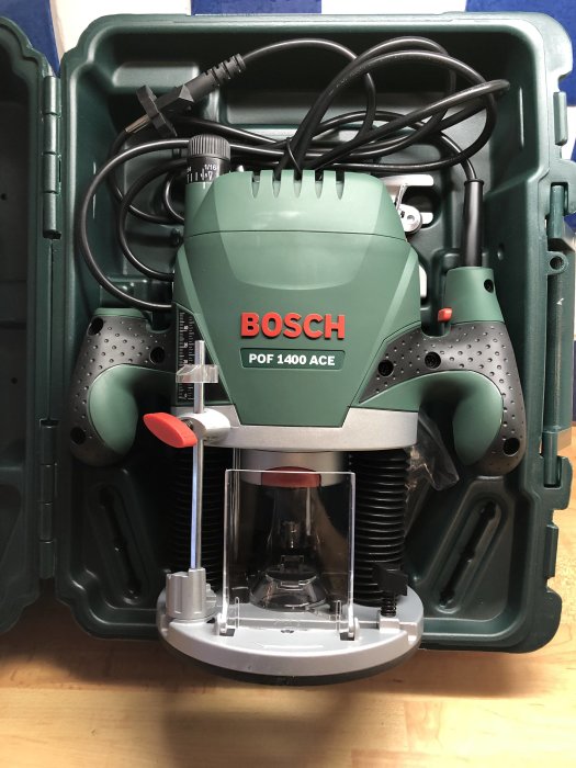 Bosch POF 1400 ACE överfräs i öppen grön verktygslåda, utan frässtål.