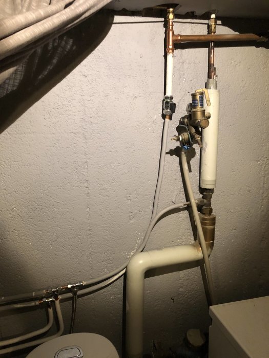 Rörinstallation med ballofixventil, troligen kopplad till köket, inte till tvättmaskinen.