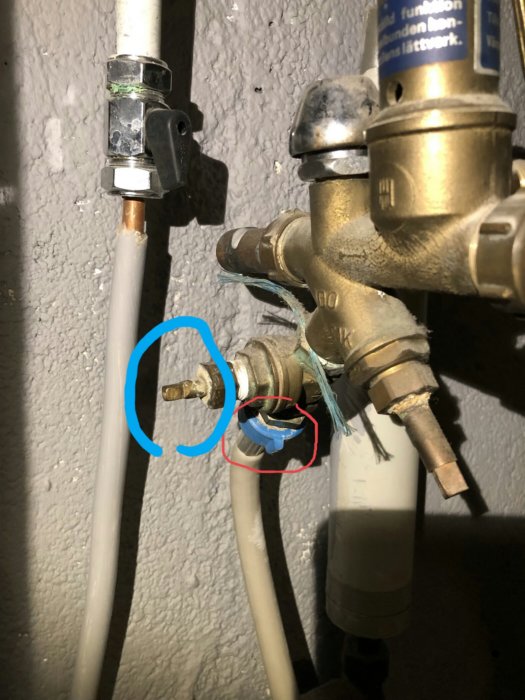 Vattenledningar och kranar med markering kring kran som kan behöva stängas.
