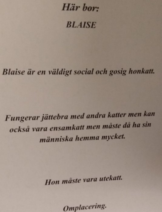 Informationsskylt om katten Blaise som är social, trivs med andra katter och behöver vara utekatt.