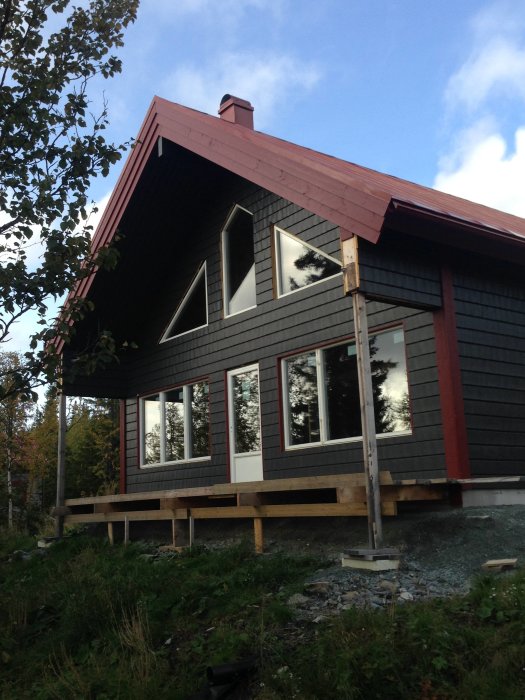 Nybyggt hus med Drutex fönster, trä och aluminium, utan foder runtom.