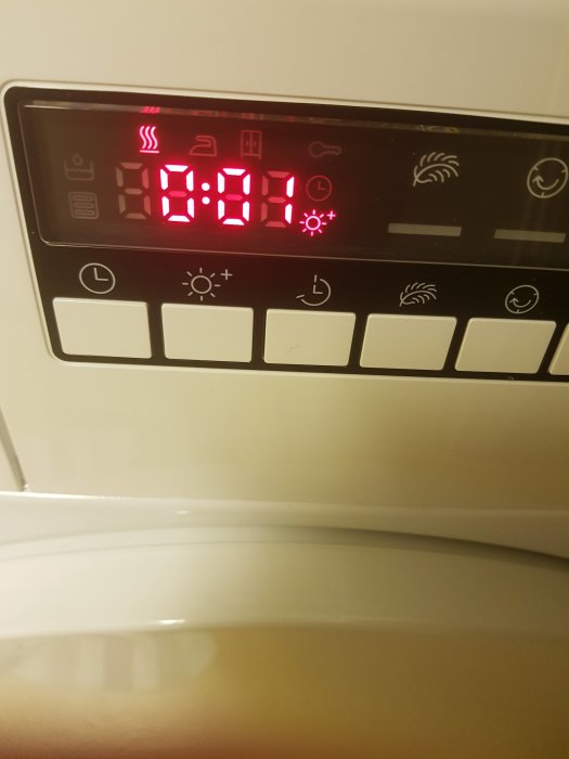 Tvättmaskinsdisplay visar en återstående tid på 0:01 timme efter en snabb ändring från 4:09 timmar.