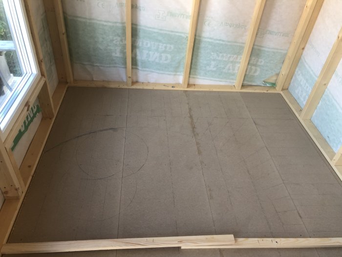 Ritningar på ett bastugolv med markerade väggar och bänkar i ett pågående byggprojekt.