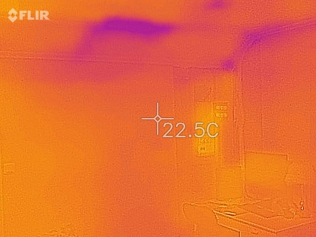 Värmekamera bild som visar isoleringsbrist i en vägg, temperaturmätning på 22.5°C indikerad.