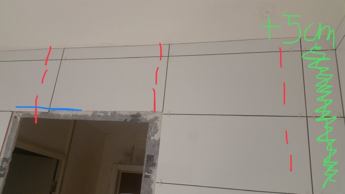 Bild på en vägg med kakel och markerade områden i grönt, rött och blått indikerande problem med installationen.