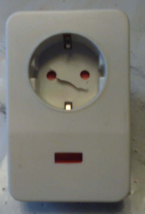 Eluttag med röd indikatorlampa som inte lyser, eventuell funktionsfråga.