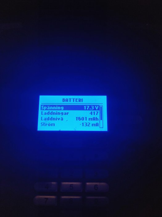 LCD-skärm på batteri visar spänning 17.3V och ström -132 mA.