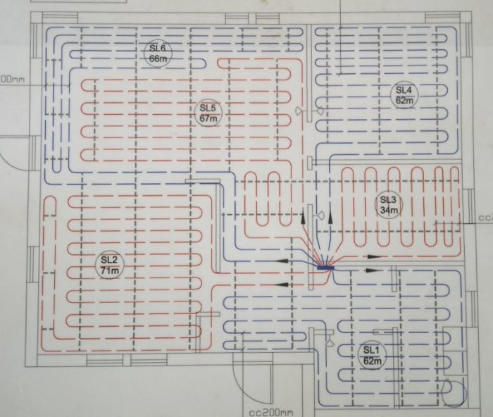 Schematisk ritning av golvvärmeslingor med längdindikationer i ett husprojekt.