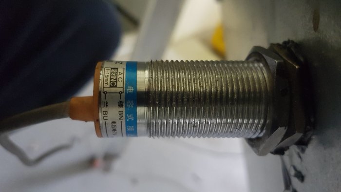 Närbild på en röranslutning med gängor och teknisk etikett som visar mått och specifikationer.