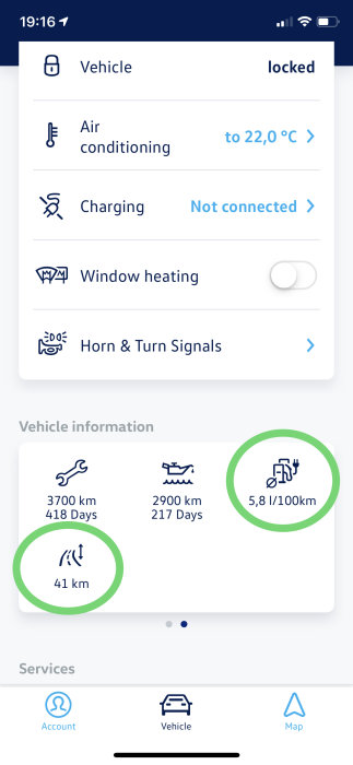 Skärmdump av en bilapp med symboler för bilstatus och inställningar, två inringade angående körsträcka och förbrukning.