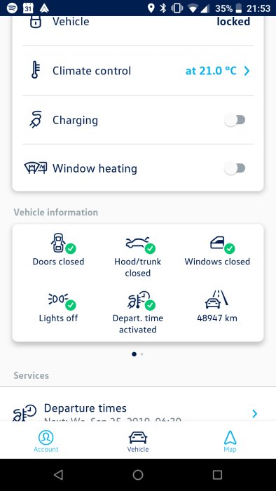 Skärmdump av en fordonsapp visar kontroller och information som klimatkontroll, laddning, och bilens status.