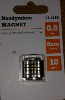 Förpackning med tio neodymium-magneter på 10 mm i diameter från Clas Ohlson.