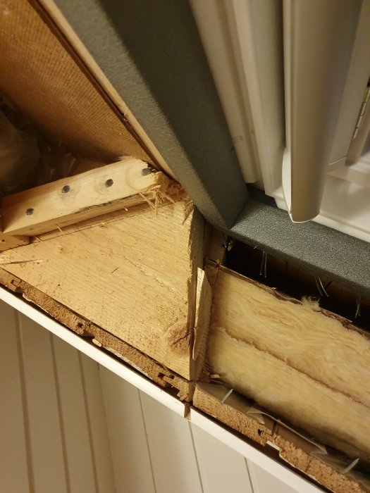 Nyinstallerade Velux takfönster med kapad takstol och avskalad isolering syns i takkonstruktionen.