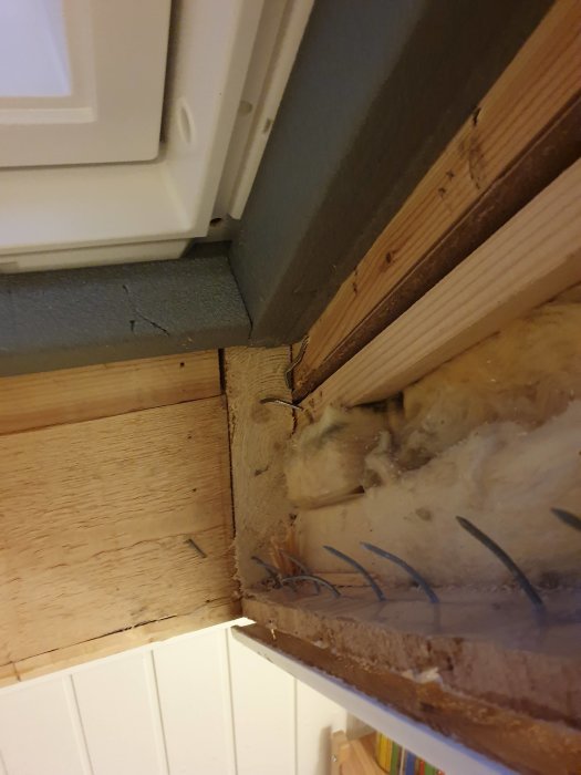 Nyinstallerat Velux takfönster med synligt kapat takstol och isolering.