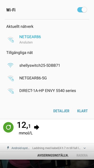 Skärmdump av Wi-Fi-nätverkslista som visar "NETGEAR86" som anslutet och andra tillgängliga nätverk.