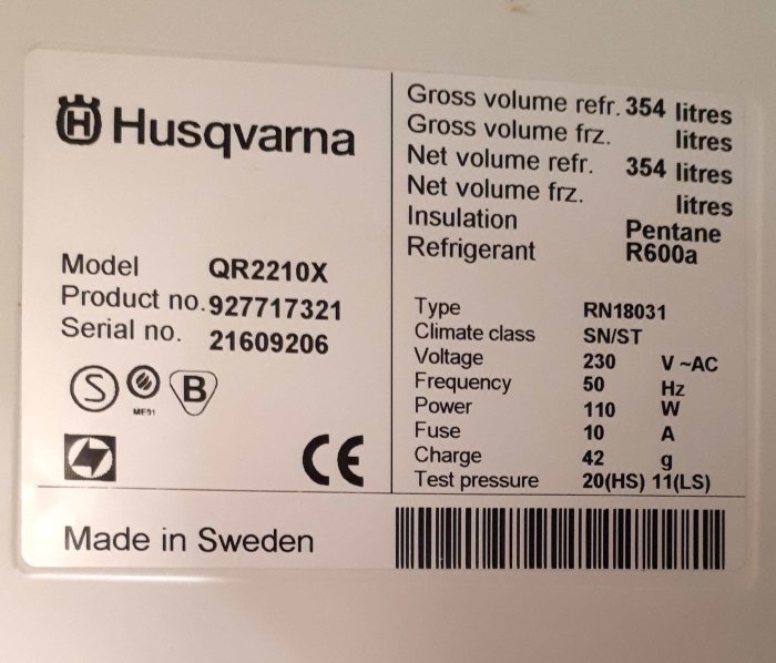 Typskylt för Husqvarna kylskåp modell QR2210X, inkluderar modell, produkt- och serienummer samt tekniska specifikationer.