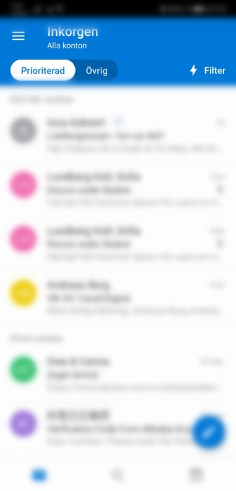 Skärmdump av en suddig Outlook-inkorg med flikarna Prioriterad och Övrig markerade.