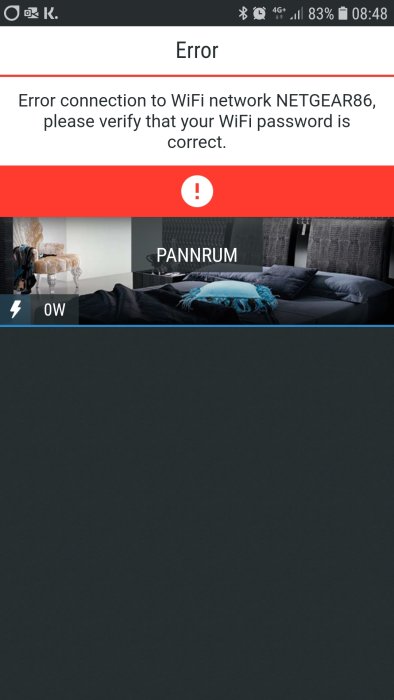 Skärmdump som visar felmeddelande för WiFi-anslutning på en mobil med bakgrundsbild av ett rum.