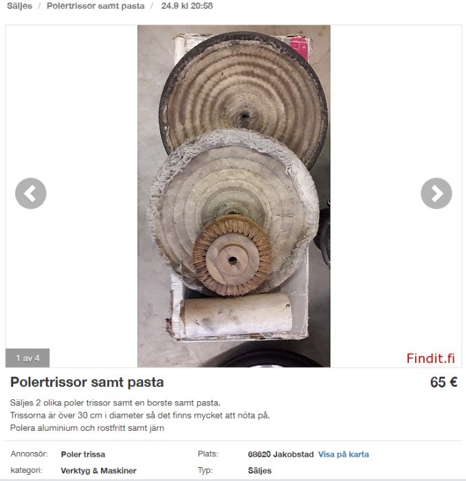 Tre använda polertrissor i olika storlekar och skick, den största täckt av polerpasta, på ett betonggolv.