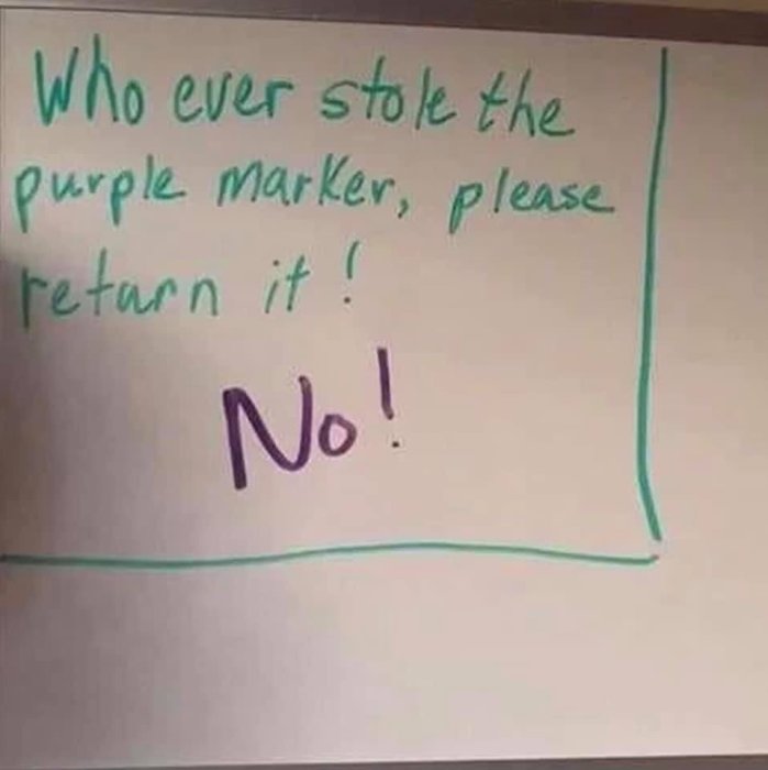 Vitt papper med text "Who ever stole the purple marker, please return it!" och svar "No!" skrivet i lila.