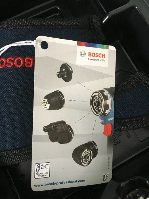 Bosch FlexiClick-systemkort visat på en verktygslåda, symbol för kommande hemmaprojekt.