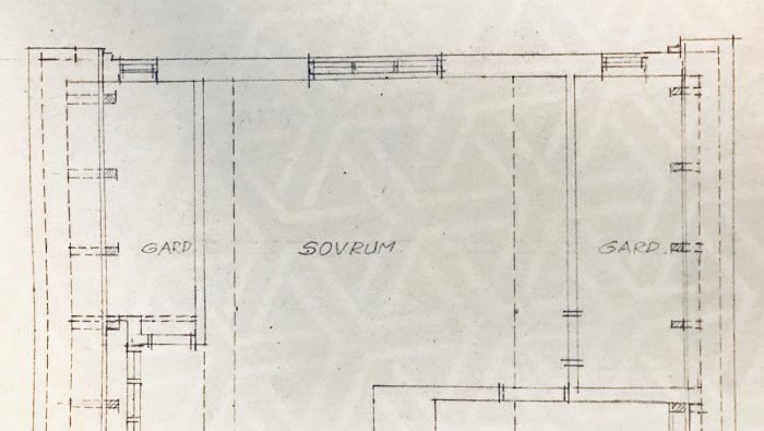 Originalritning av ett sovrum med markerade garderober på vänster och höger sida och mittenpartiet betecknat "SOVRUM".