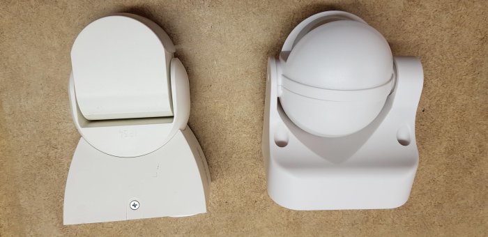 Två PIR-rörelsesensorer av olika modeller på en beige bakgrund.