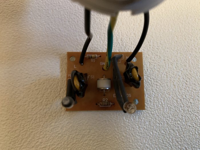 Portabelt överspänningsskydds kretskort med märkningar L, N, GN, komponenter som varistorer, säkringar och motstånd.