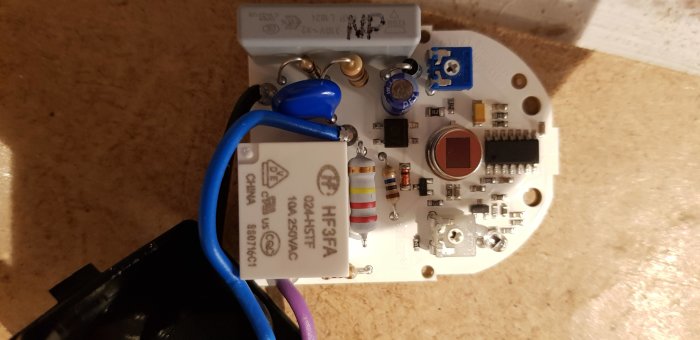 Nedmonterad elektronikkrets från en Steinel-produkt med synliga kablar, kondensatorer och ett chip.