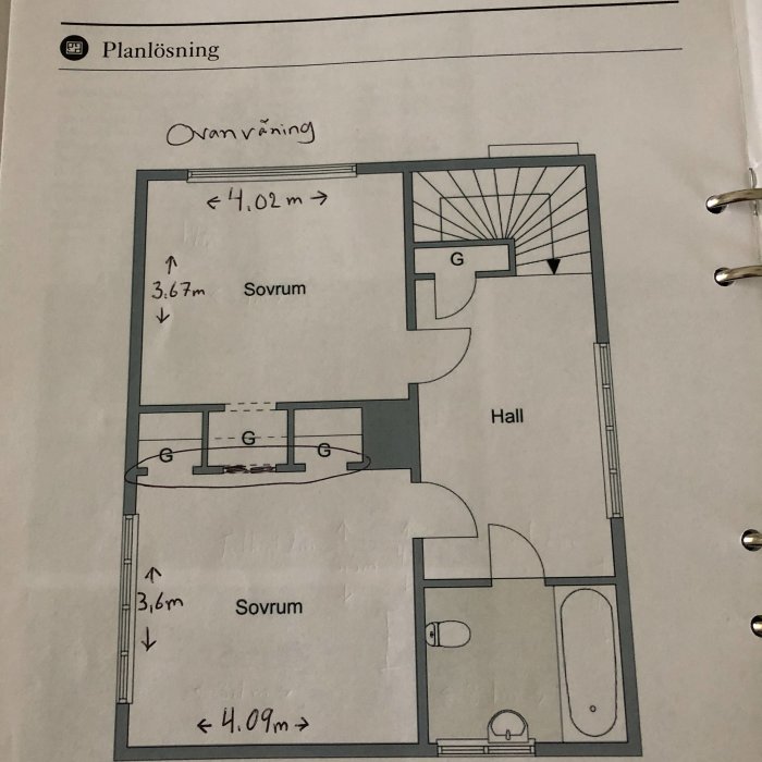 Plantegning av andre etasje i et hus med to soverom, hall, bad og mål på veggene. Markerer spesifikk vegg til vurdering for riving.