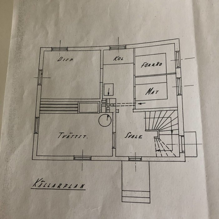 Plantegning av kjelleretasje med rom som disp., kullrom, lager, matbod, vaskerom og trappeoppgang. Håndskrevne etiketter på rommene.