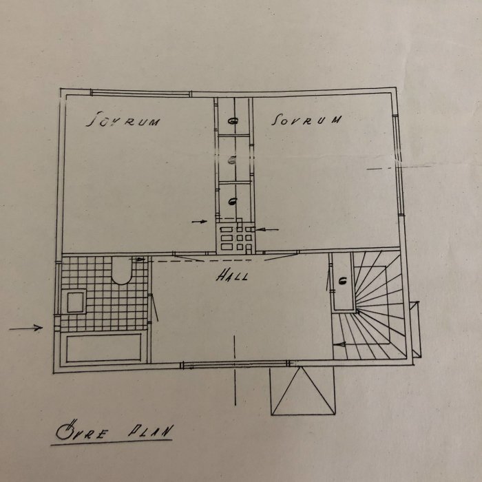 Planskisse av en overetasje med to soverom, bad, og hall. Viser en vegg mellom soverommene som ønskes revet for å sette inn skyvedører.
