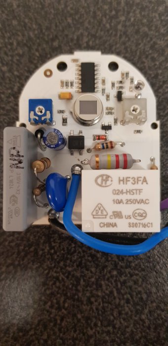 Elektronisk kretskort med kondensatorer, motstånd och relä för bygg- och renoveringsprojekt.