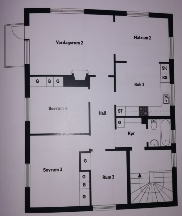 Ritning av en lägenhetsplan med vardagsrum, matrum, kök och sovrum märkta.