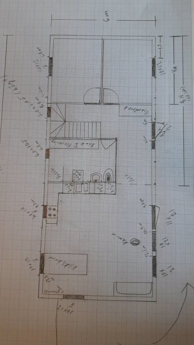 Handritad byggskiss på ett hus med markerade rum och mått.