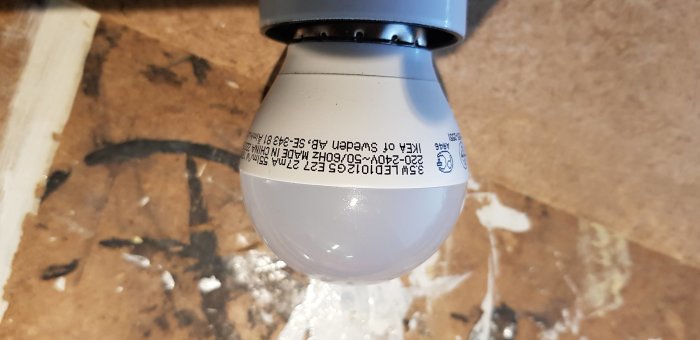 LED-lampa monterad i armatur med synliga specifikationer på ett otydligt underlag.