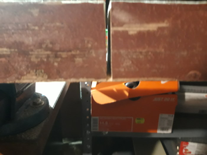 Nytillskott av verktyg i orange väska, mot bakgrund av en verktygsvägg och arbetsbänk.