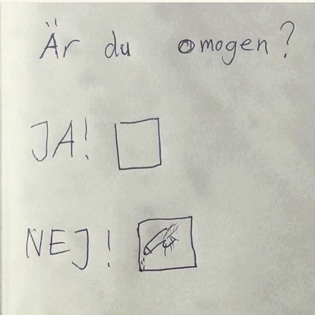 Handskriven text "Är du omogen?" med svarsalternativ "JA!" med tomt rutmönster och "NEJ!" med bockad ruta.