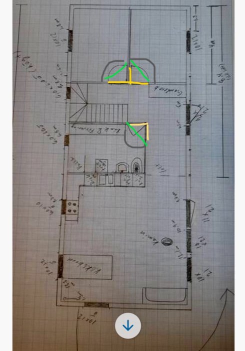 Handritad planritning med markerade dörröppningar och dimensioner för bättre rymdkänsla.