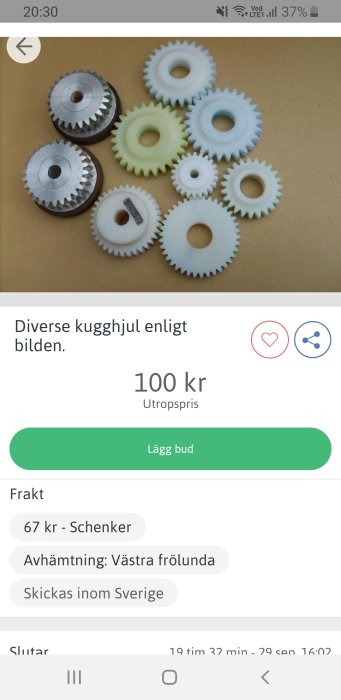 Samling av olika kuggväxlar i plast och metall mot brun bakgrund.