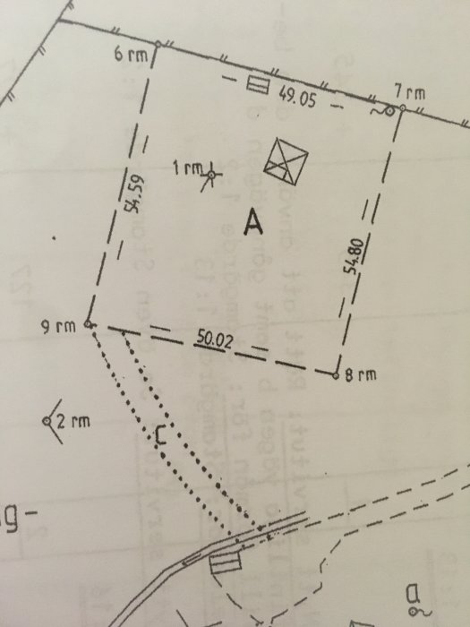 Fastighetskarta som visar lott A, en grässtig markerad C, och angivna mått för potentiell vägreglering.