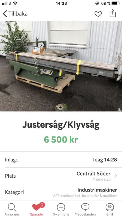 Grön industristor justersåg/klyvsåg till salu för 6500 kr ställd på ett asfalterat underlag utomhus.