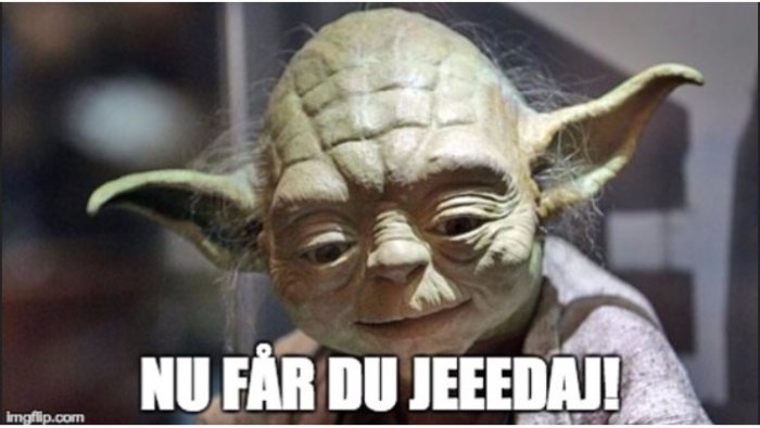 Close-up av en Yoda-docka med textraden "NU FÅR DU JEEEDAJ!