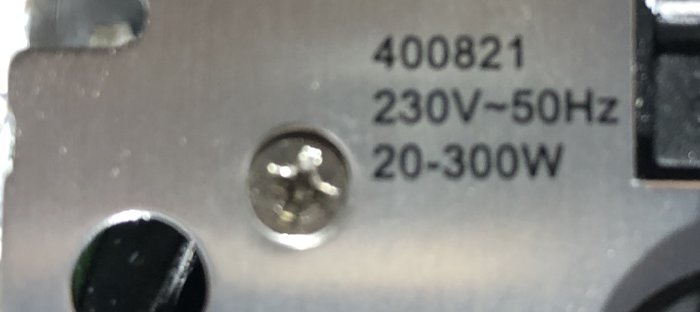 Närbild av etikett på elektronisk apparat med specifikationer "230V-50Hz" och "20-300W".