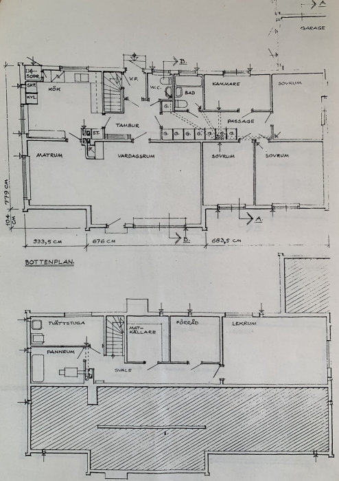 Ritning på husets bottenplan och källarvåning med rum och mått markerade, relaterat till ventilationssystem.