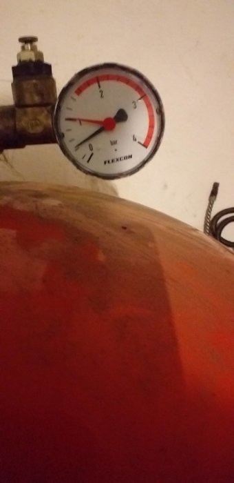 Manometer visar lågt tryck på 0.2 bar på en vedpannas expationskärl.