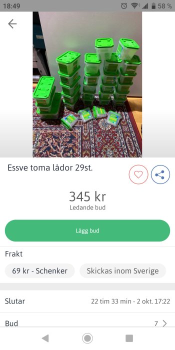 Stapel med 29 tomma gröna Essve lådor till salu på auktionsplattform.