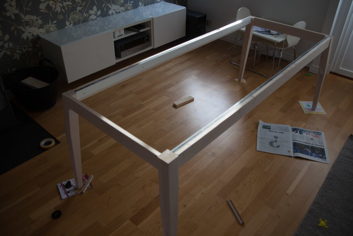 Stomme till ett handgjort bord med förstärkning av 20x50mm stålrör, parkettgolv i bakgrunden.