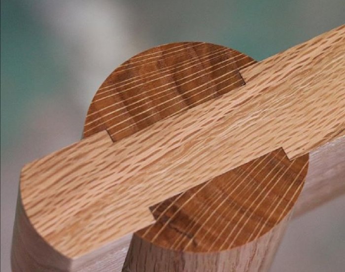 Träfog med urtag i den horisontella delen för mekanisk låsning, liknar CAD-design.